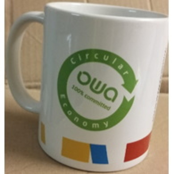 Taza mug OWA circular economy recycling 100% comprometidos